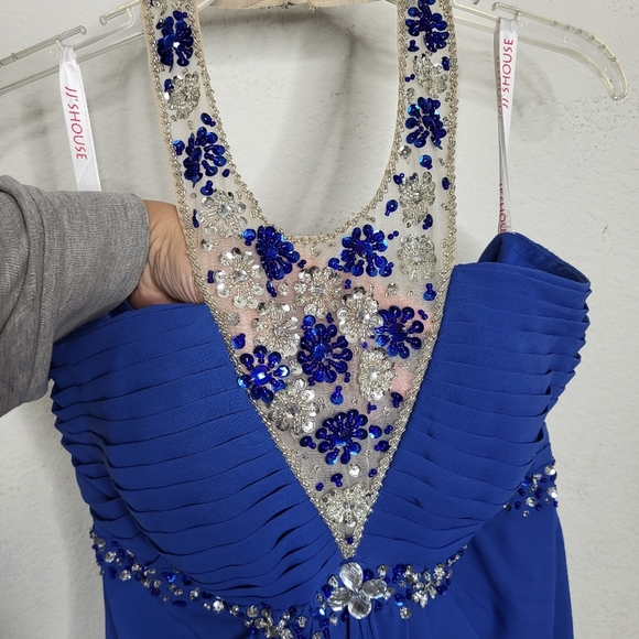 Formal dress - Picture 3 of 8